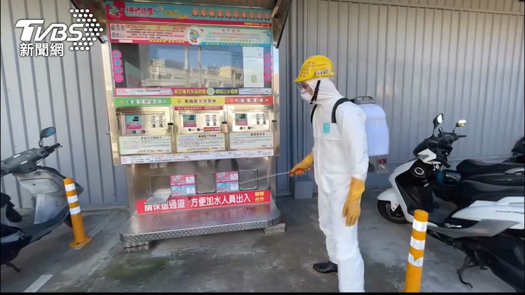 環保局今日一早派人到清水區全聯門口加水站，進行環境清消。（圖／TVBS）