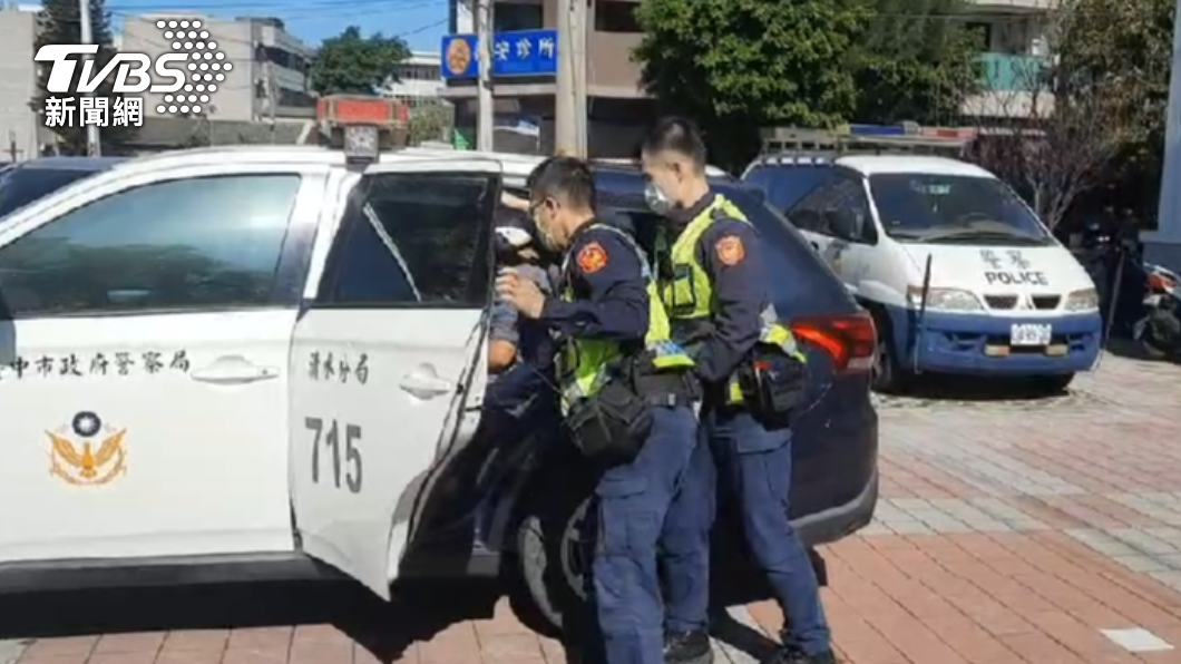 清水超商今(7)日清晨遭人持刀搶劫,警方火速逮到王嫌。(圖/警方提供)