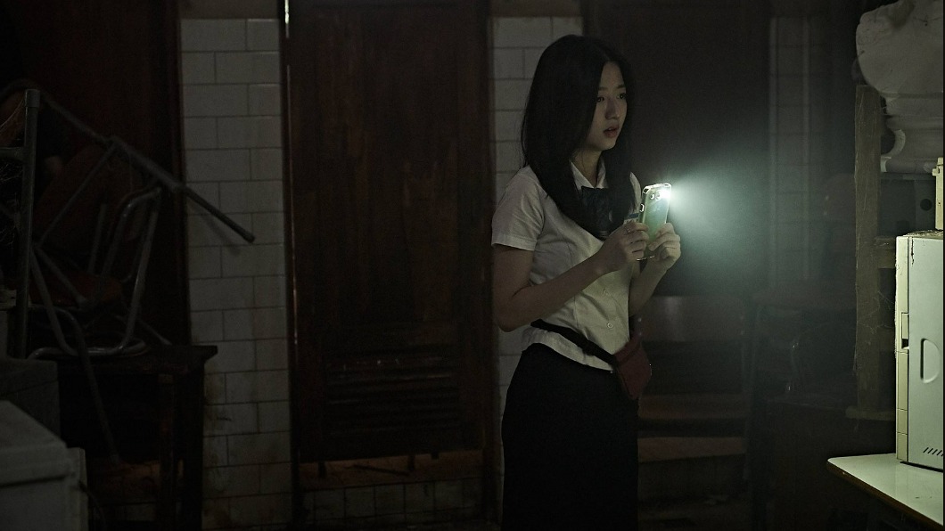 許多韓國網友在觀賞《死亡教室:母校》,也紛紛聯想到臺灣電影《返校》。(圖/車庫提供)