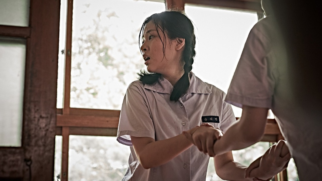 話題嘻哈歌手「BIBI」扮光州事件受害少女。(圖/車庫提供)