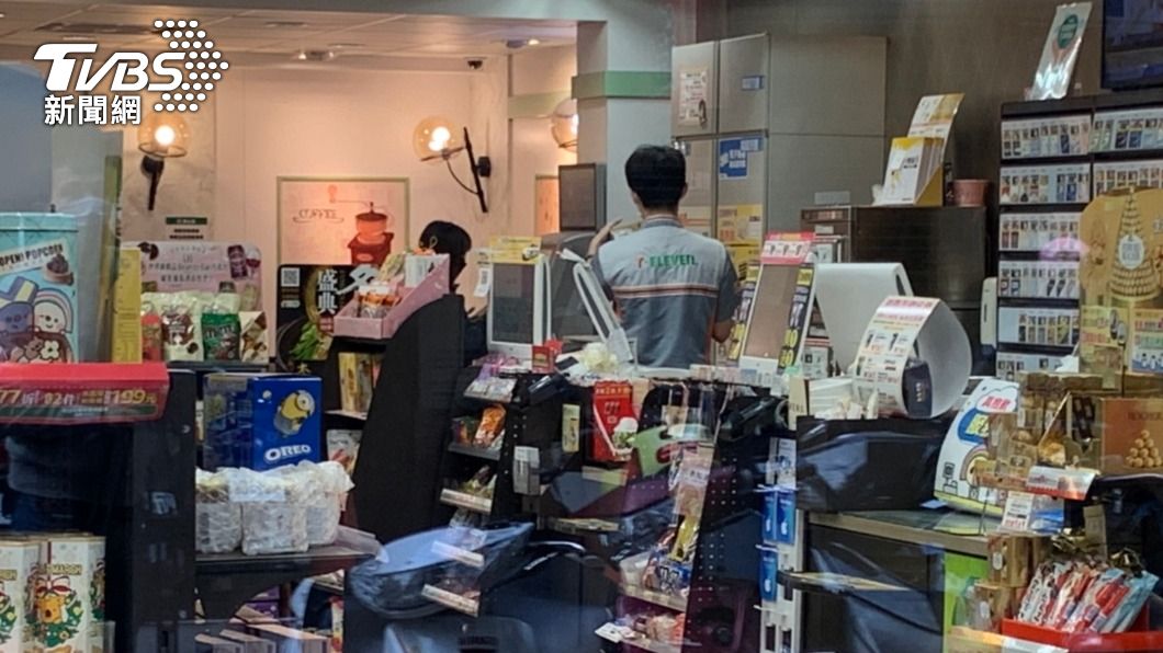 男子因插隊被店員提醒,竟惱羞攻擊。(圖/TVBS)