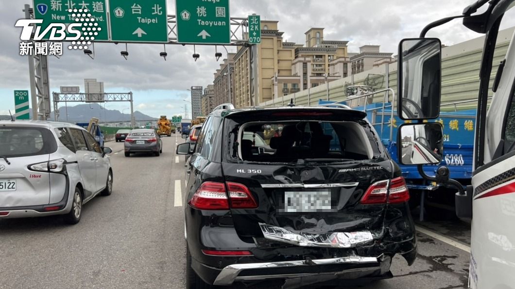 撞大的!貨車煞車失靈追撞4車 3百萬AMG賓士車尾毀