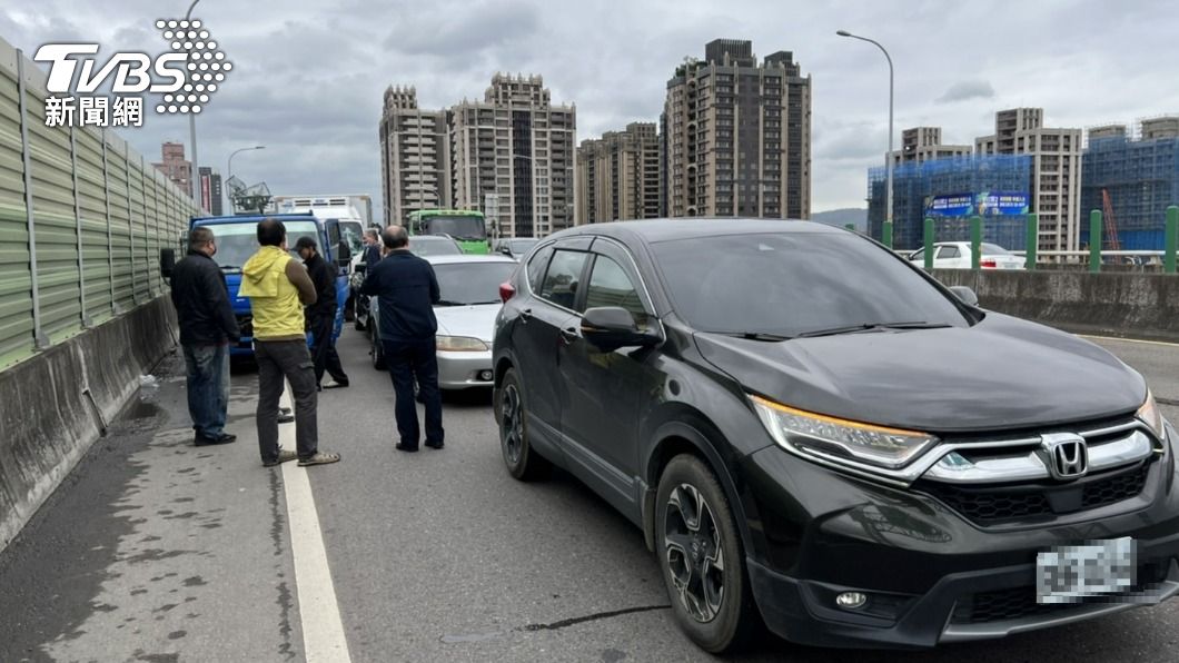 發生追撞車禍駕駛人趕緊下車。(圖/TVBS)