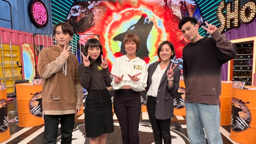 黃瀞瑩、江怡臻和黃捷日前在同台錄製節目《娛樂百分百》超夯單元「凹嗚狼人殺」。（圖／八大提供）