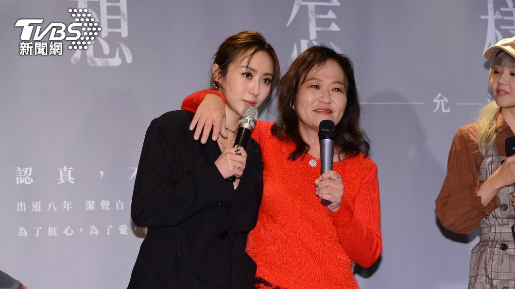 蔡允潔媽媽到場力挺女兒。（圖／TVBS）
