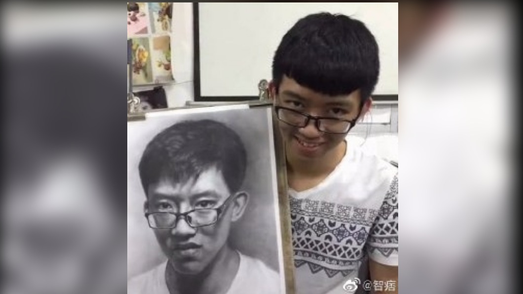 老師認為學生把自己畫太帥「不老實」,因此給0分。(圖/翻攝自微博-智痞)