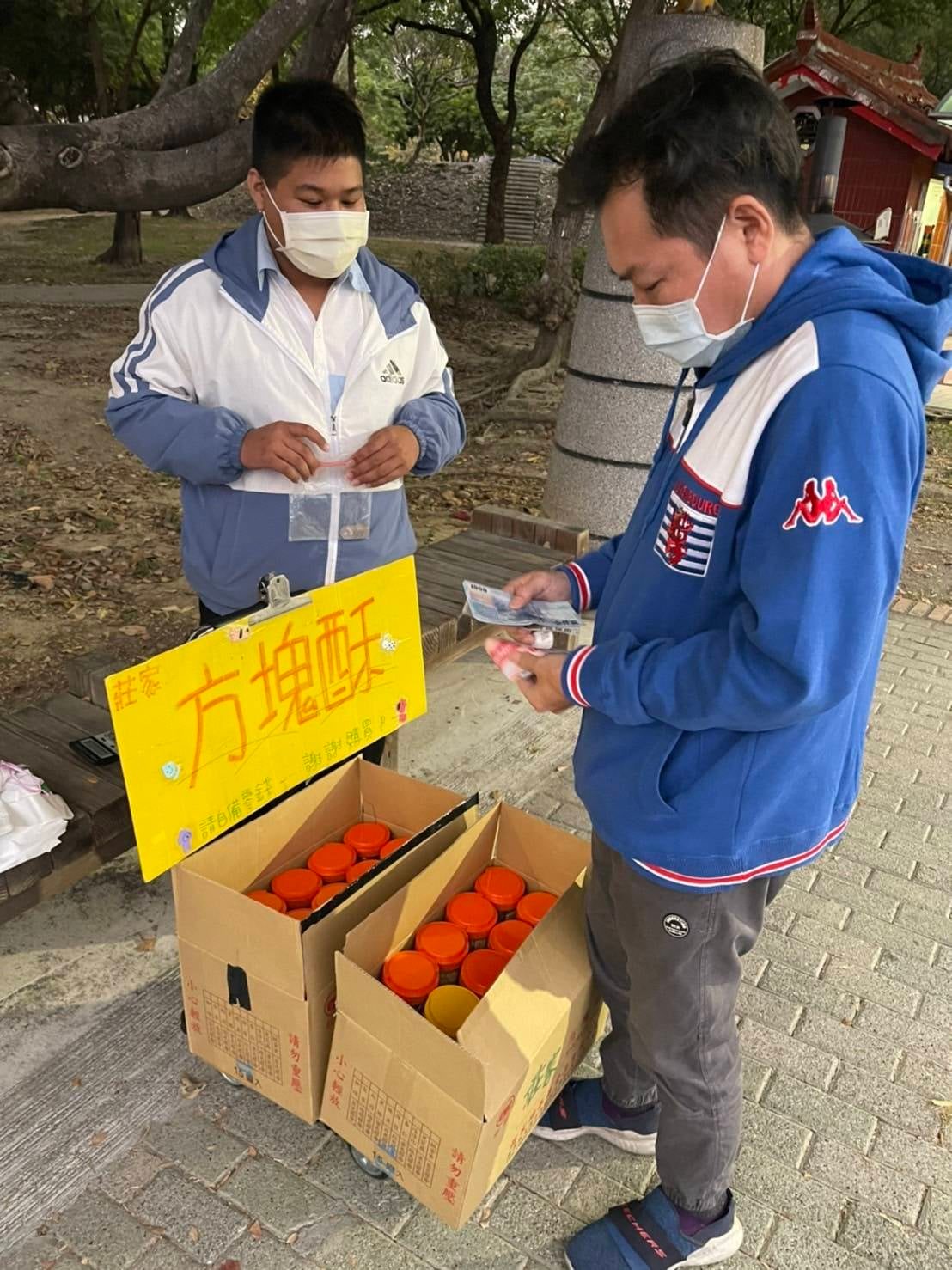 顏大手筆買下徐小弟販售的方塊酥。（圖／翻攝自顏維勳臉書）