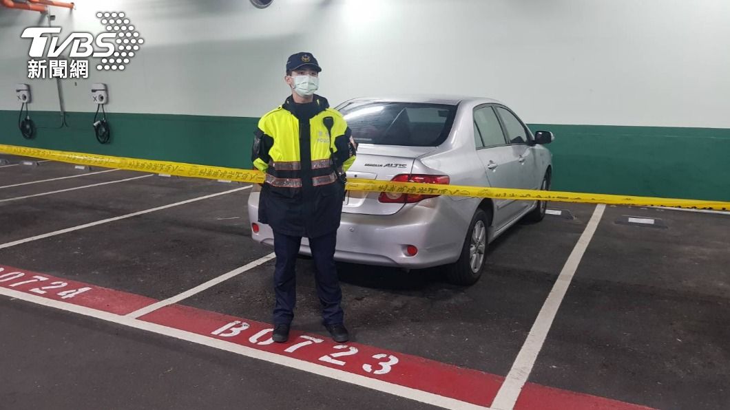 做案車輛被槍手丟棄在賣場停車場。(圖/TVBS資料畫面)