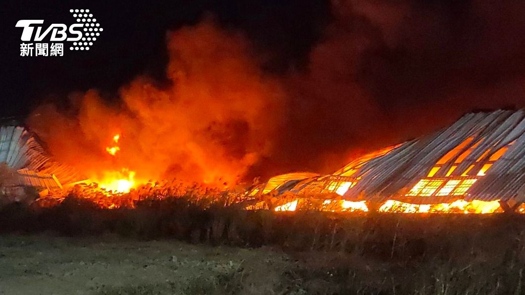 苗栗通霄塑膠工廠火警 2千平方米廠房整夜狂燒