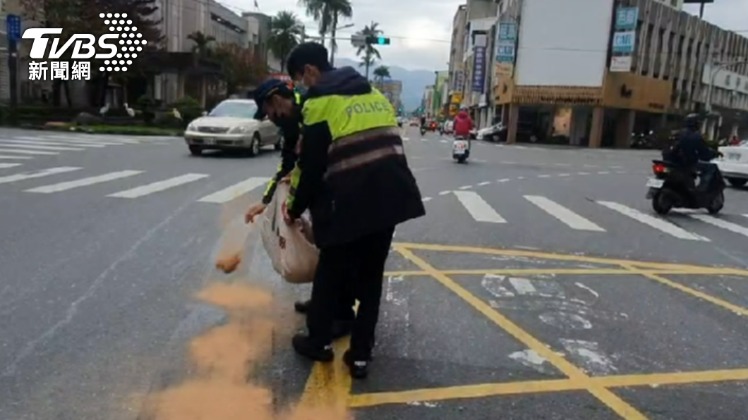 警方在路口灑木屑粉,防止汽機車滑倒。(圖/TVBS)