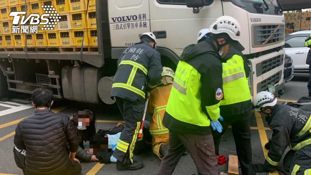疑視線死角!高中生遭「46噸重」貨車輾壓 受困20分