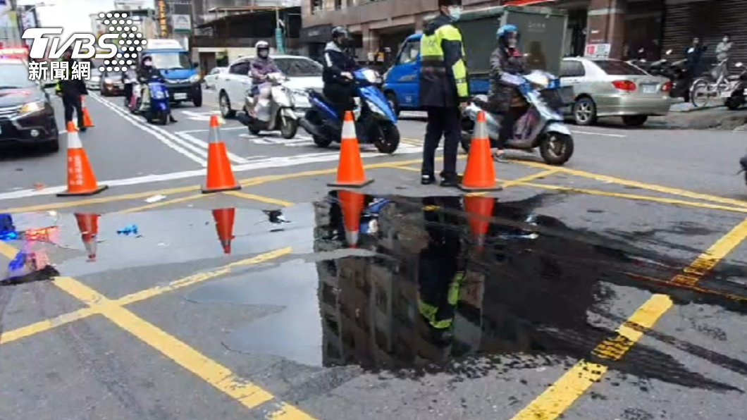 貨車因車禍後漏油嚴重,警方封鎖一半車道進行管制。(圖/TVBS)