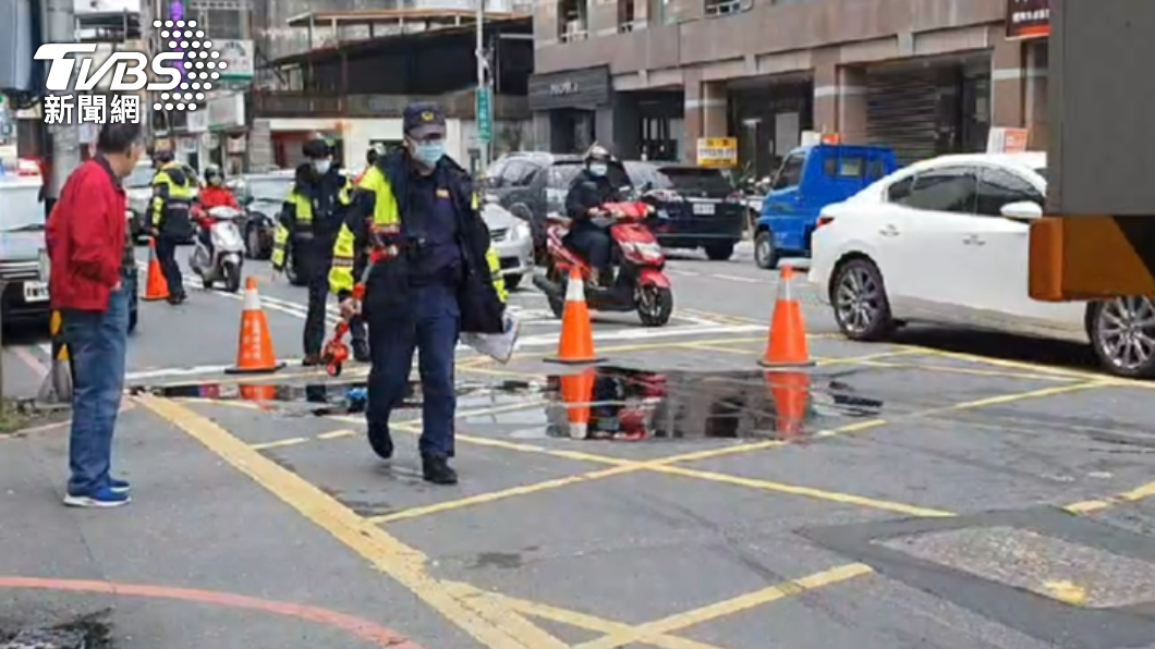 貨車因車禍後漏油嚴重,警方封鎖一半車道進行管制。(圖/TVBS)