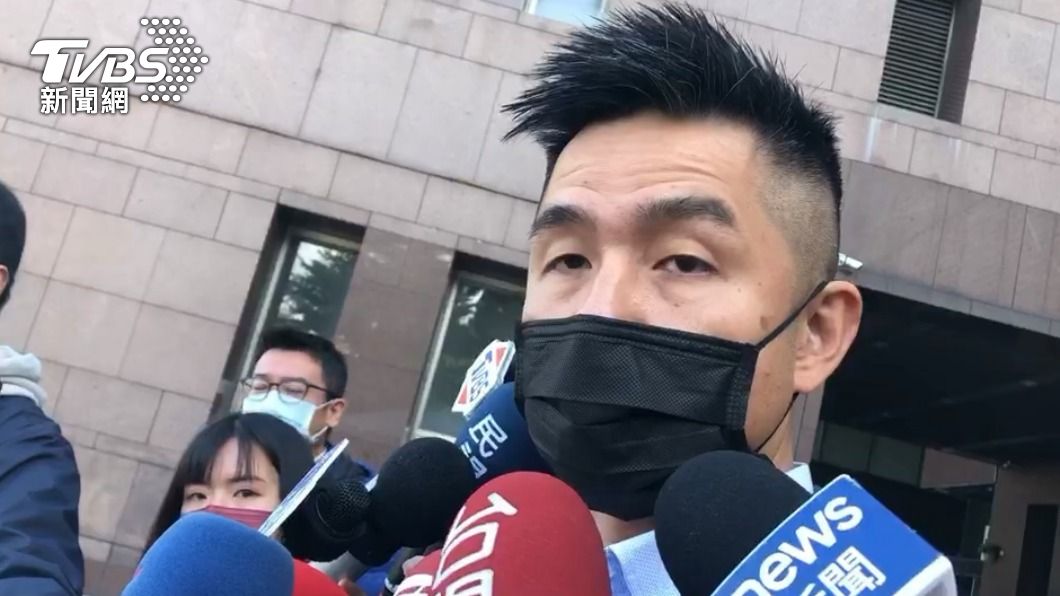 前外交官劉仕傑說明目擊攻擊事件。(圖/TVBS)