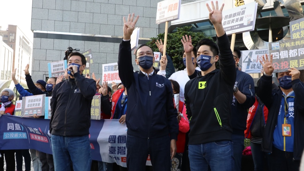 朱立倫與藍委費鴻泰、蔣萬安到街頭宣講公投。(圖/TVBS資料畫面)