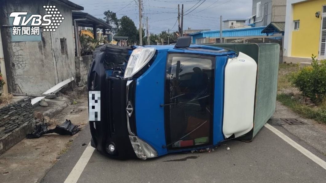 才剛採完椰子...小貨車自撞民宅圍籬 駕駛慘死車內