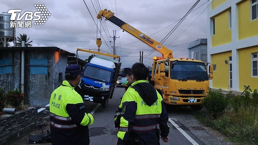 警消到場處理車禍,拖吊車也將貨車吊起。(圖/警方提供)