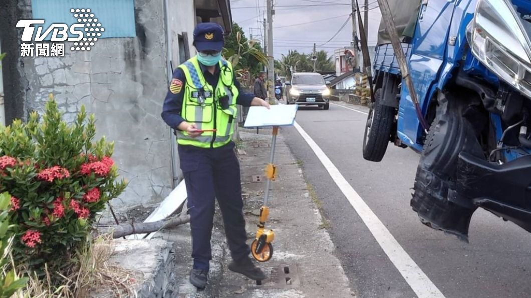 警消到場處理車禍,拖吊車也將貨車吊起。(圖/警方提供)
