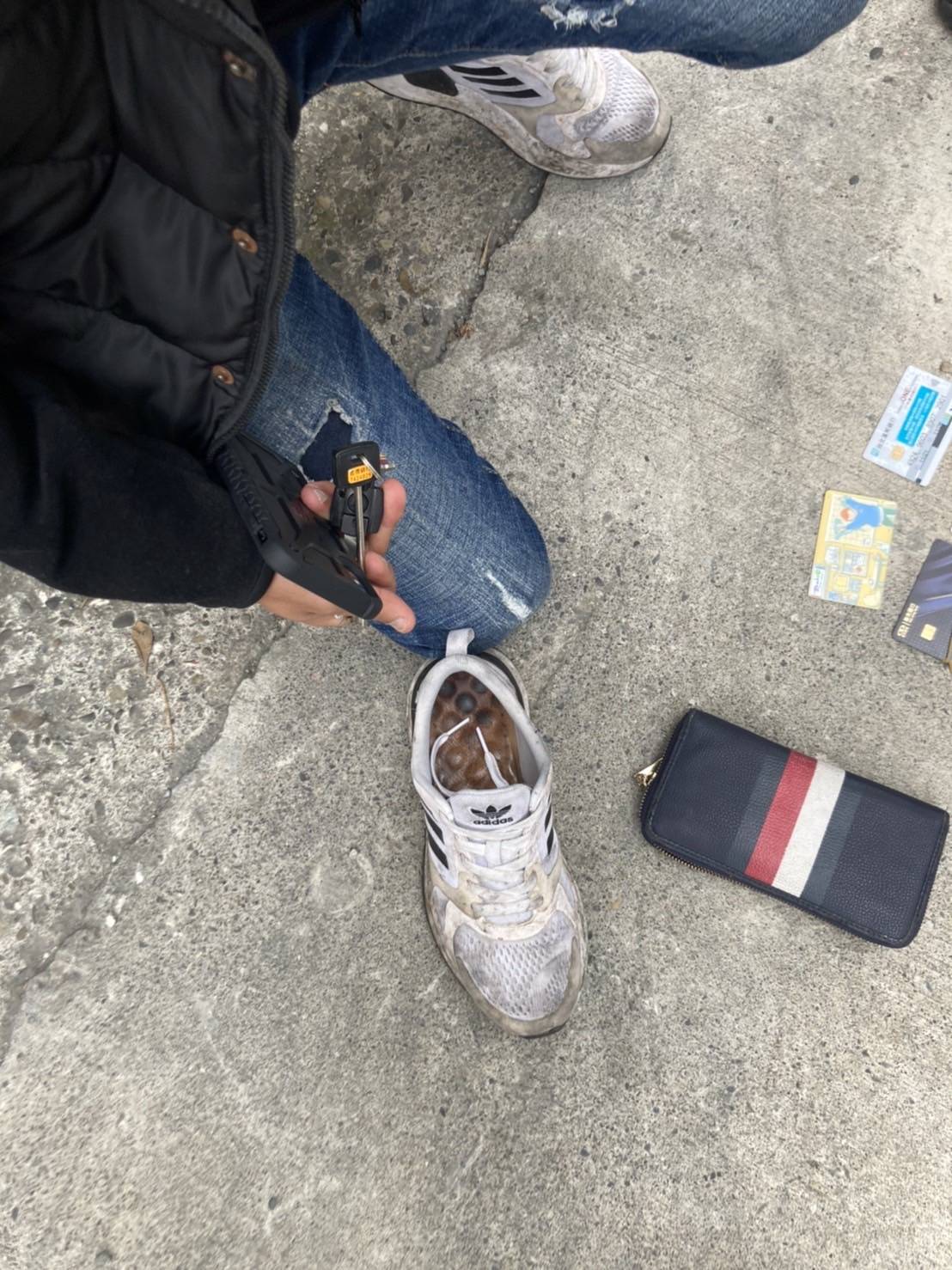 詐騙車手在鞋內藏15張金融卡，被警方逮個正著。（圖／警方提供）