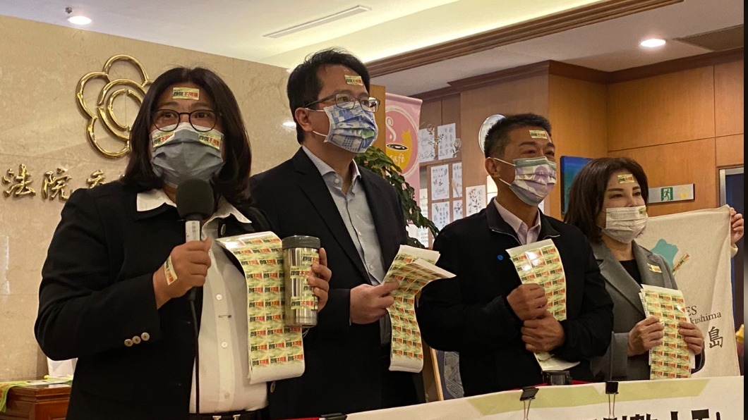 民進黨立委許智傑邀集多位同黨立委召開記者會,宣傳其自費印製的四個不同意貼紙。(圖/王美惠辦公室提供)