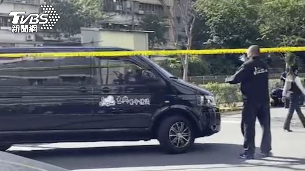 警方採集DNA後進送往刑事局鑑定。(圖/TVBS)