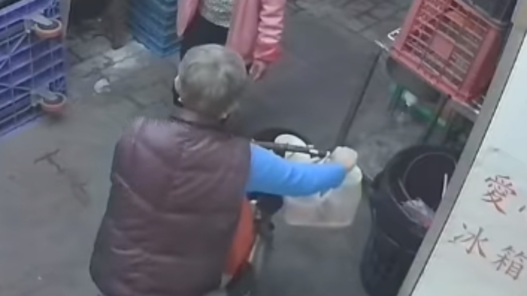 阿嬤的腳踏車菜籃、左右兩把手都裝滿了便當。(圖/翻攝自「楠梓新路292號-愛心冰箱站」粉專)