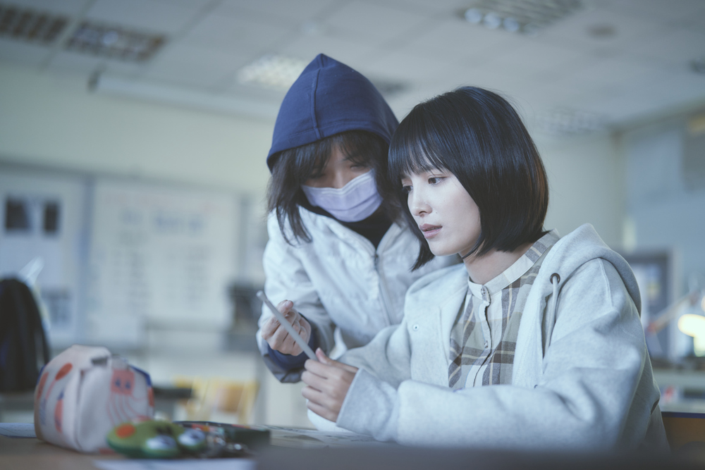 導演詹馥華(左)時常扮演男主角與吳子霏對戲。(圖/双喜電影提供)