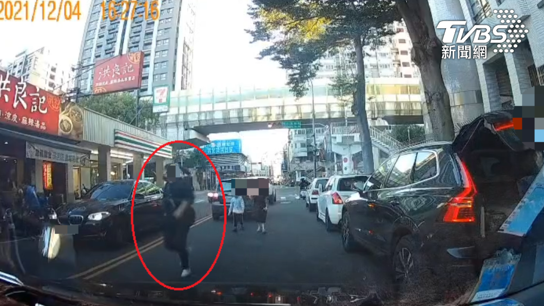 女童被撞飛,媽媽尖叫趕上前關心。(圖/民眾提供)