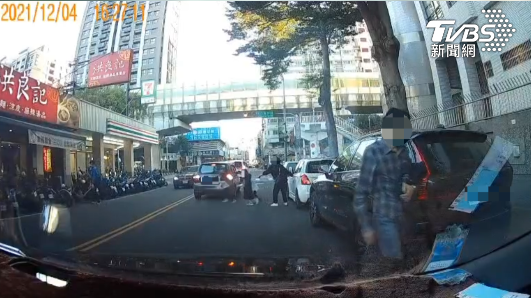 3名女童下車後,朝對向車道狂奔。(圖/民眾提供)