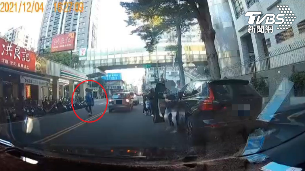 女童爸爸跨越雙黃線過馬路。(圖/民眾提供)