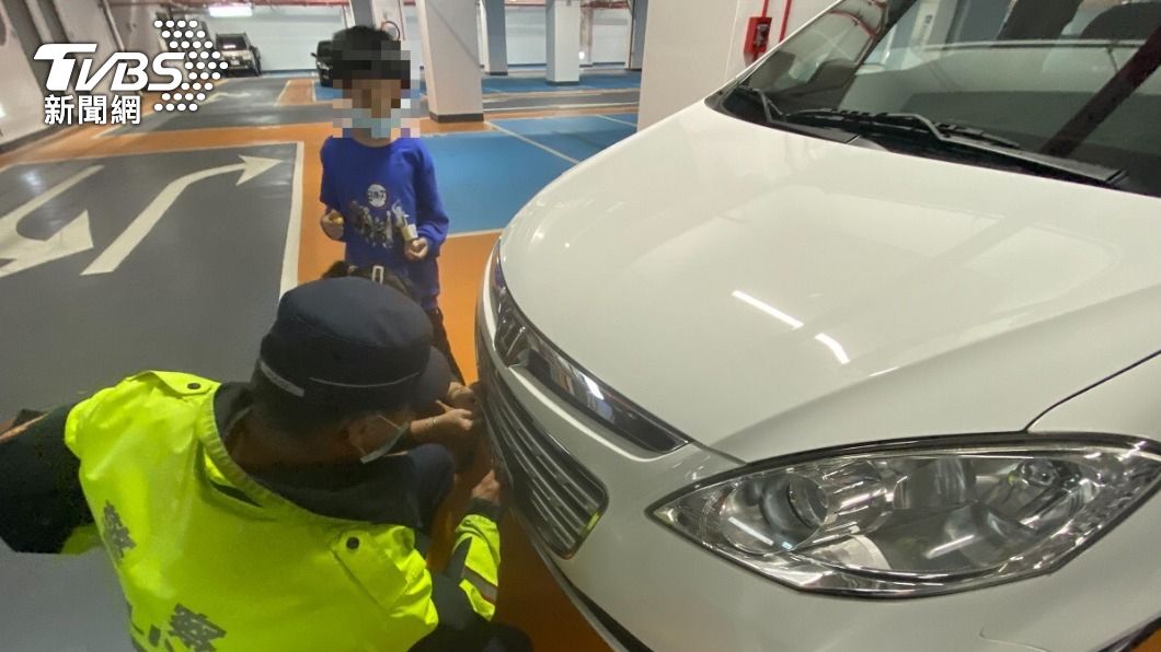 停車場車牌辨識失靈,休旅車無法繳費離場,警方到場協助脫困。(圖/警方提供)