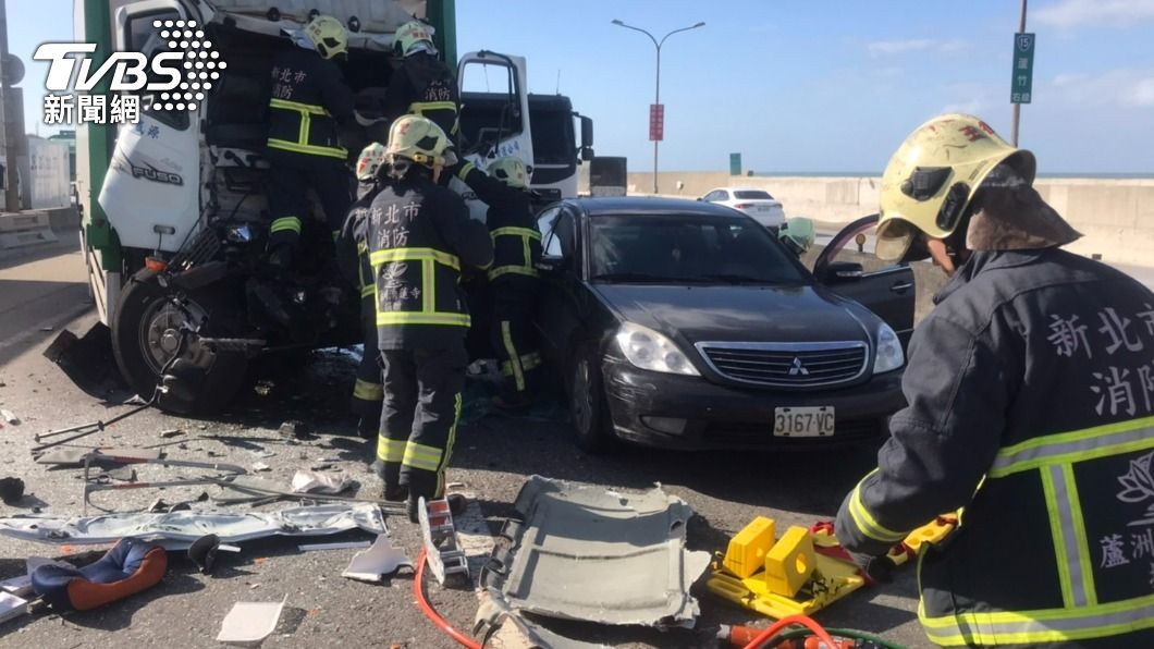林口台61線北上車道3車追撞 大貨車駕駛失去生命跡象