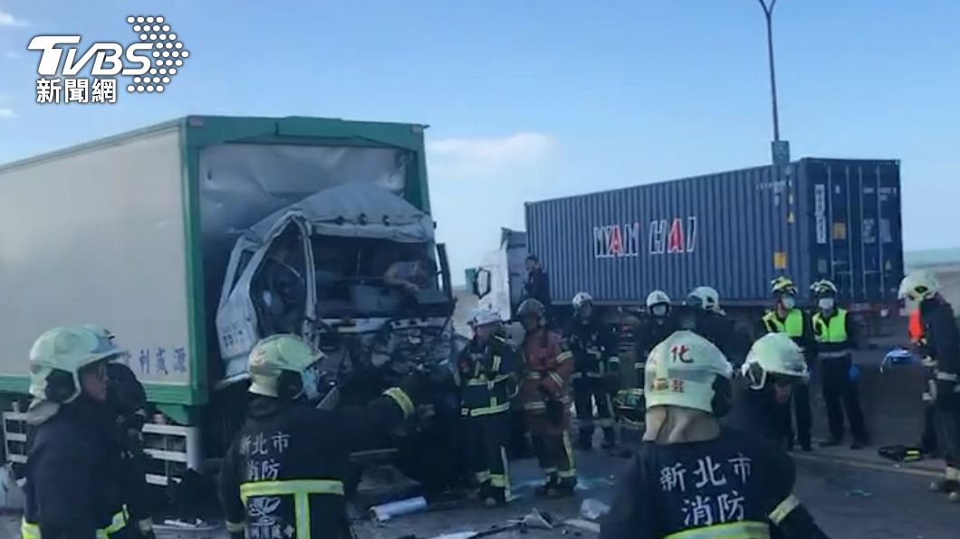 3車撞擊釀傷。(圖/TVBS)