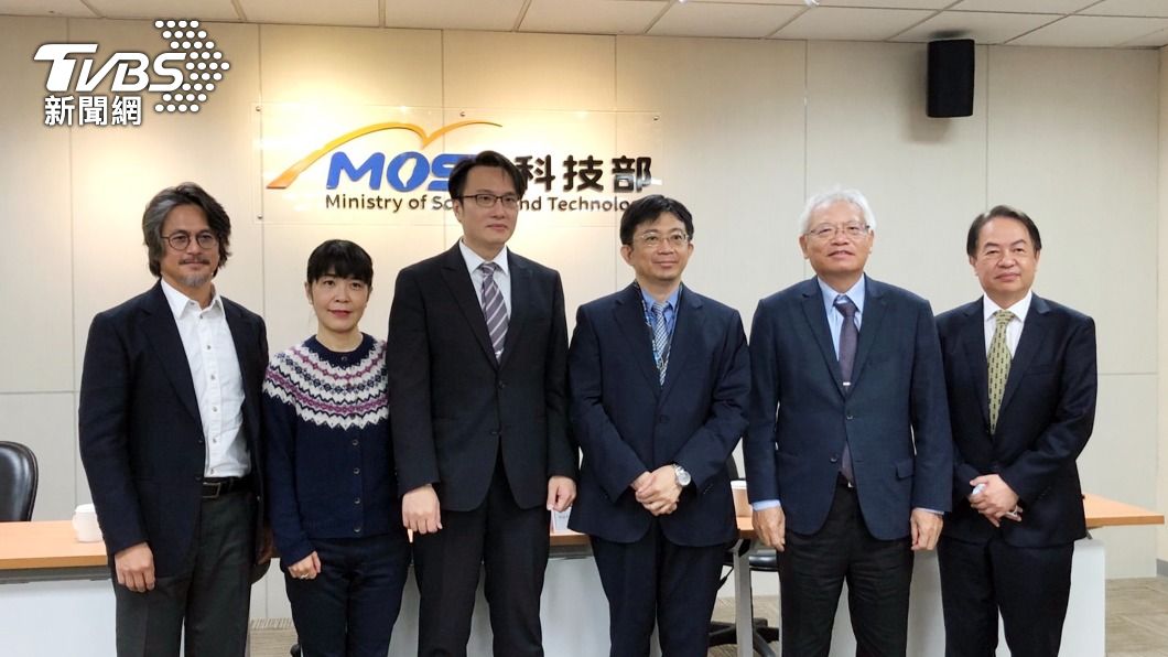 台科大機械系教授劉益宏(左3)帶團隊開發全球首創的「失智症前驅期腦波AI精準輔助診斷系統」。(圖/中央社)