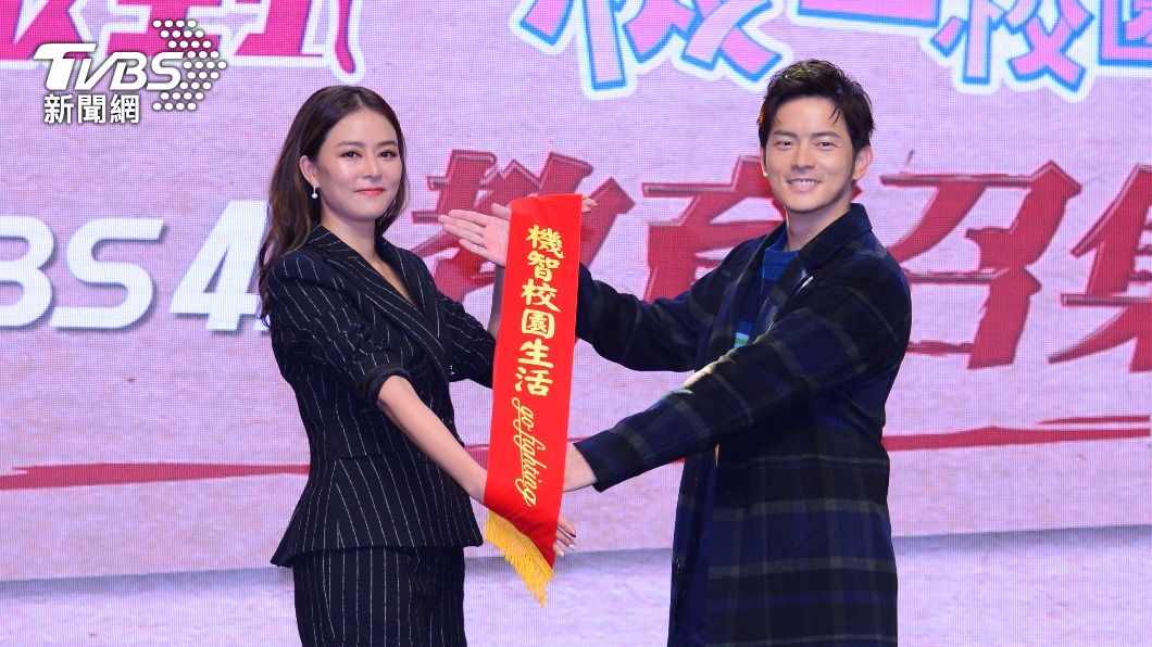劉香慈將值星帶交給宥勝。(圖/TVBS)