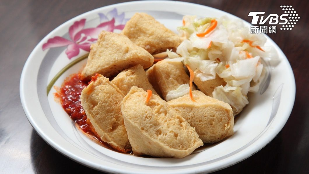 台中一家臭豆腐店常被檢舉,老闆無奈嘆「賣臭豆腐有錯嗎?」。(示意圖,非當事店家/shutterstock 達志影像)