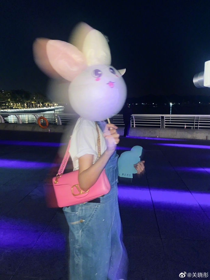 她還特地拿著兔子造型的氣球逛夜市,相當具有童心。(圖/翻攝自關曉彤微博)