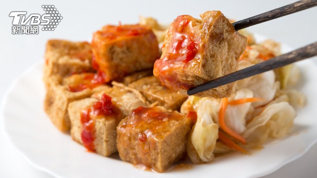臭豆腐搭配一旁酸脆的台式泡菜超對味。（示意圖／shutterstock達志影像）