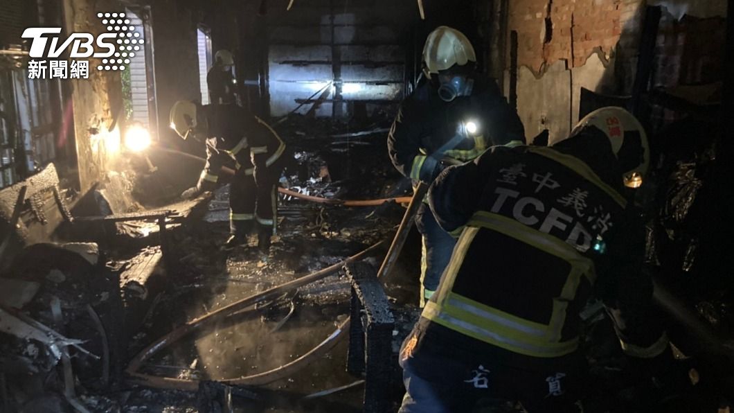 台中市東區一處民宅今(9)日凌晨1時許發生火警,1男死亡。(圖/台中市消防局提供)