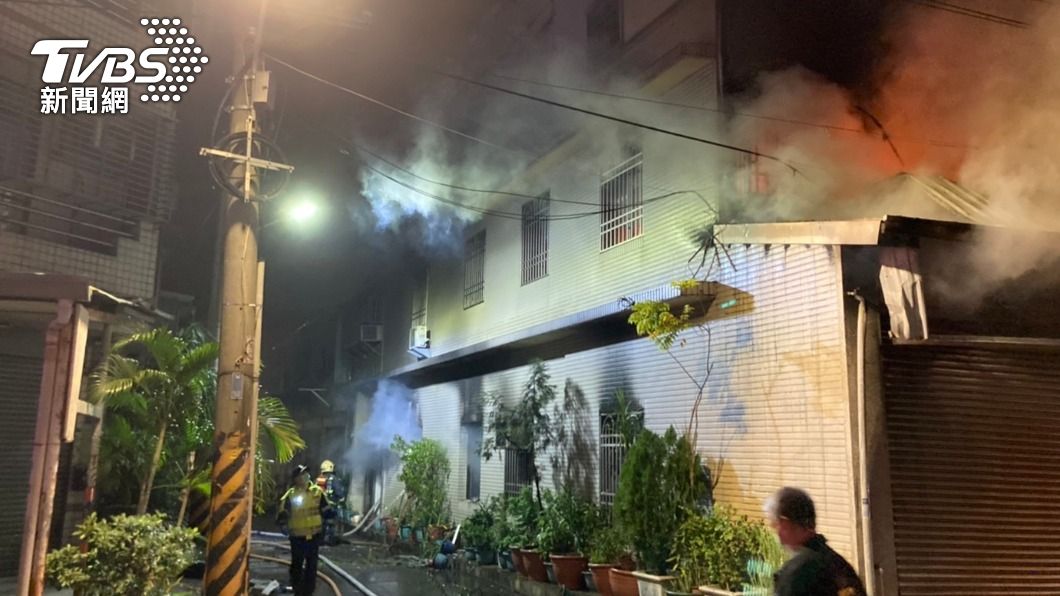 台中市東區一處民宅今(9)日凌晨1時許發生火警,1男死亡。(圖/台中市消防局提供)