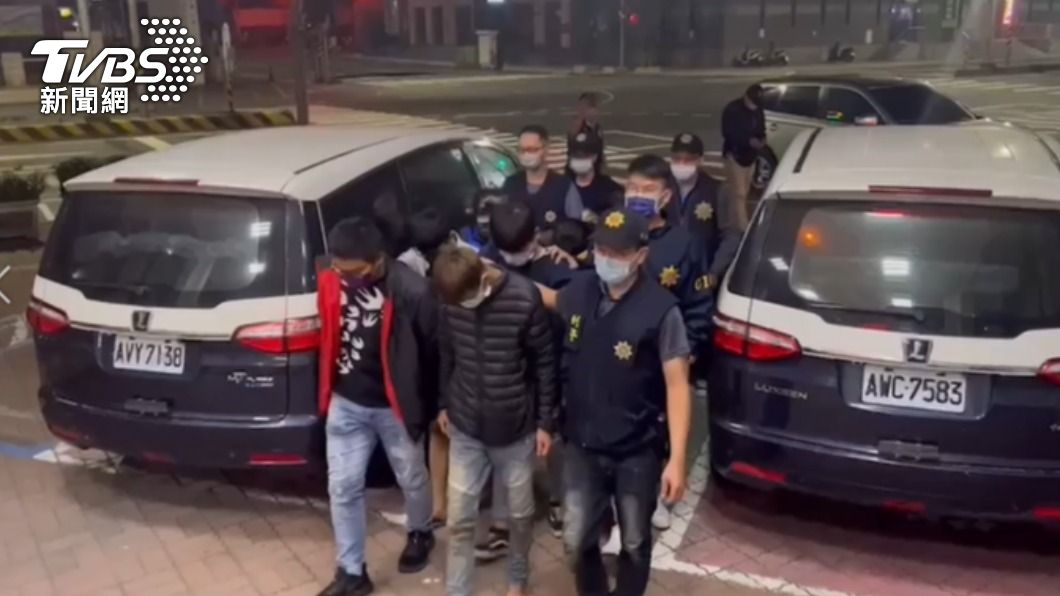 警方先將8嫌逮捕到案。（圖／TVBS）