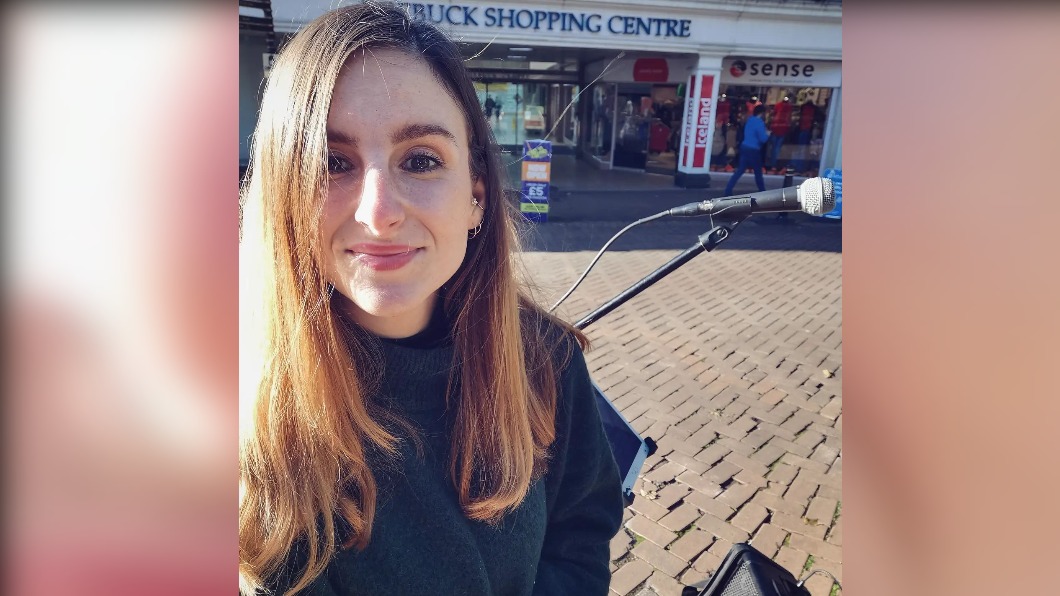 洛伊德希望民眾遇到街頭藝人表演時能友善對待。(圖/翻攝自Samantha Lloyd Facebook)