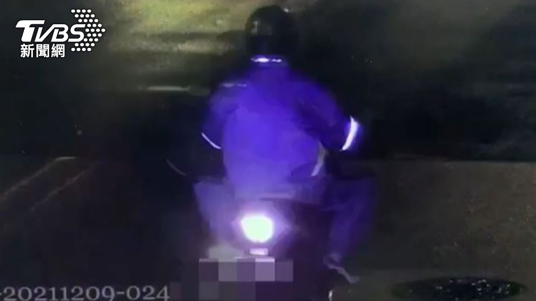 騎車丟棄。(圖/TVBS)