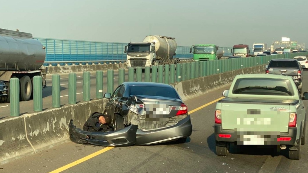 2輛轎車分別撞內、外側護欄。(圖/翻攝自彰化踢爆網)