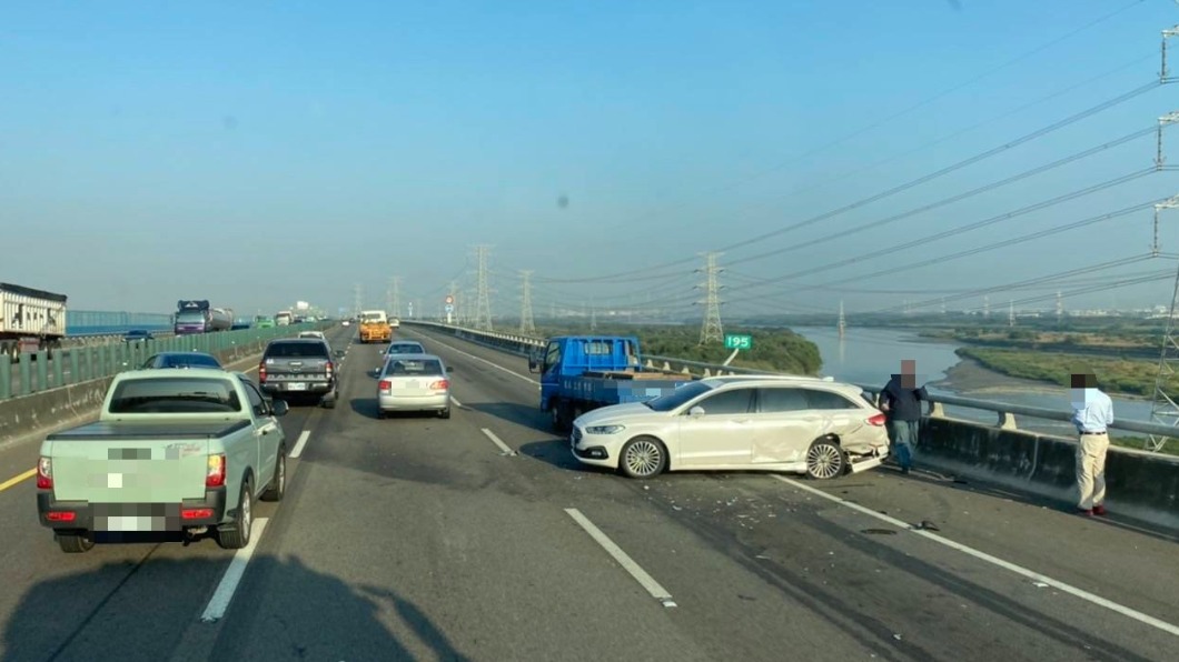 2輛轎車分別撞內、外側護欄。(圖/翻攝自彰化踢爆網)
