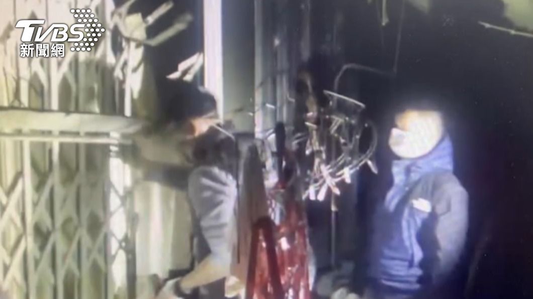 警方搜索工寮。(圖/TVBS)