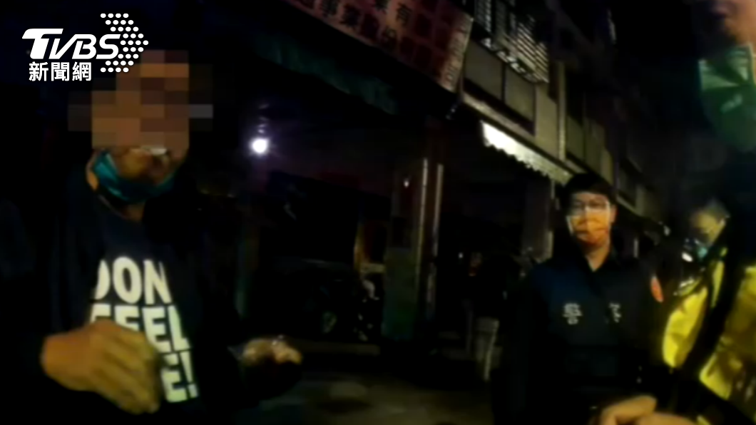 警方還沒裝上酒測器時，李男就把吹嘴含在嘴裡。（圖／警方提供）