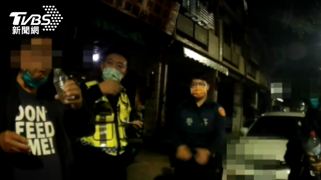 李男酒駕後頻頻喝水，還向警方表示「再來一杯補充能量」。（圖／警方提供）
