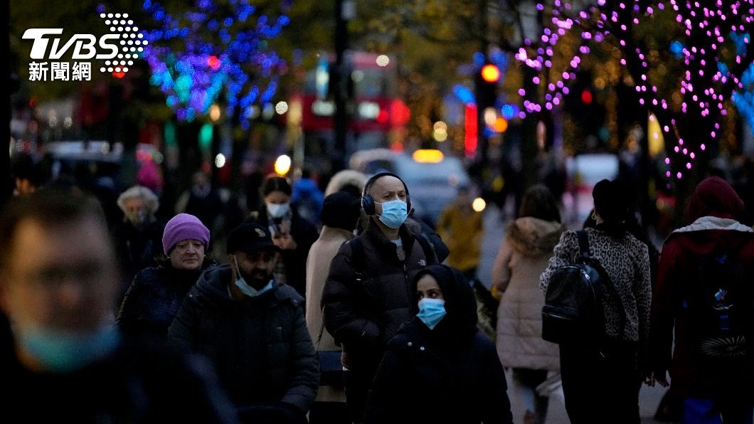 英國街上充滿大量耶誕節採購人群。(圖/達志影像美聯社)