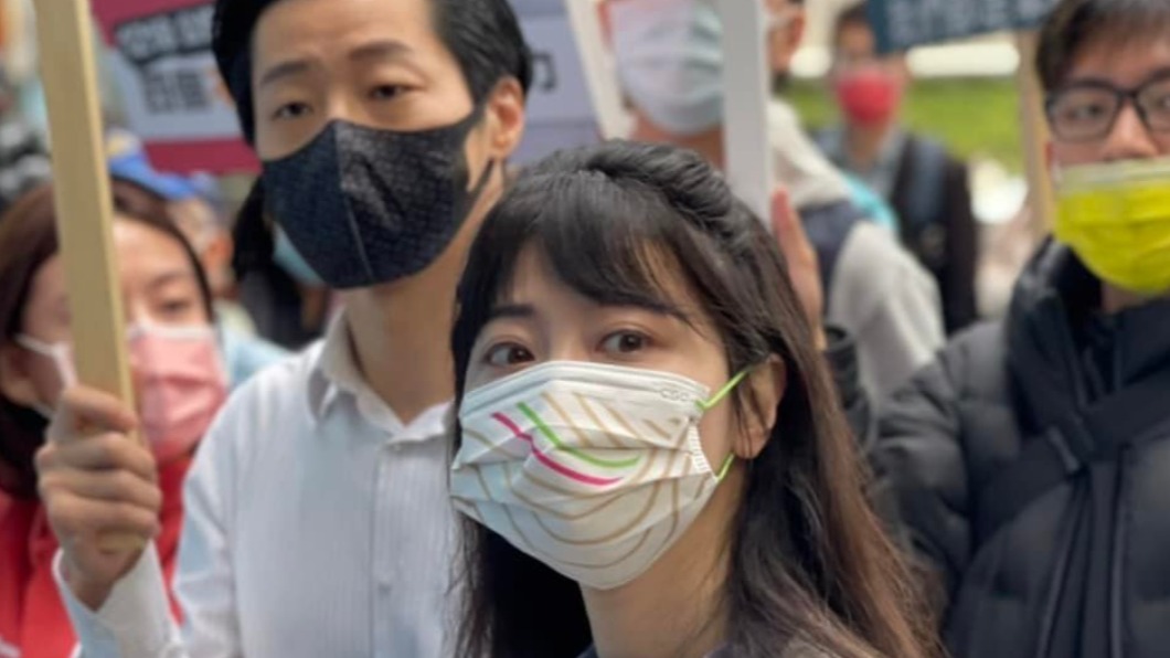 高嘉瑜站路口進行公投宣講。(圖/翻攝高嘉瑜臉書)